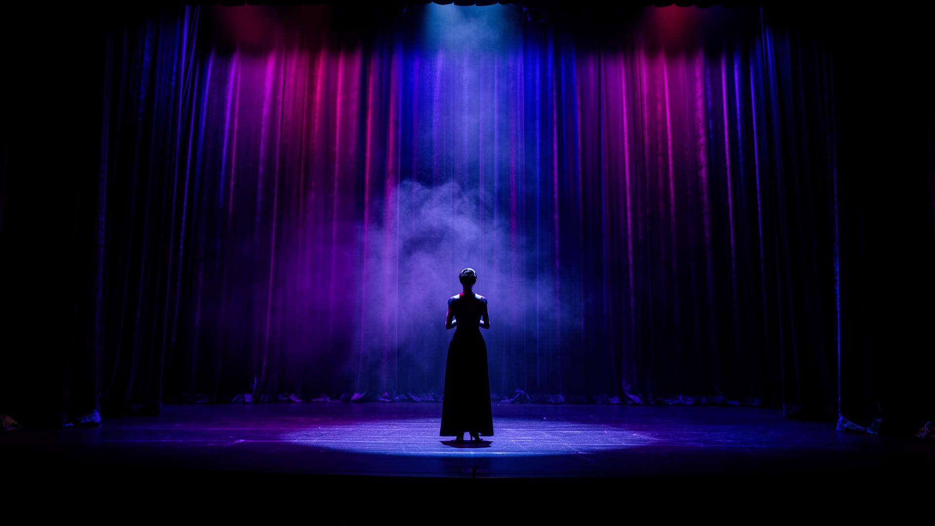 En artist på scen i indigo strålkastarljus
